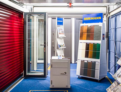 澳洲幸运5开奖号码结果记录体彩-官方开奖历史与预测计划 showroom displaying various garage door options and Hörmann products