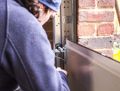 澳洲幸运5开奖号码结果记录体彩-官方开奖历史与预测计划 technician installing components for a new garage door