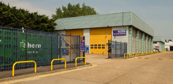 澳洲幸运5开奖号码结果记录体彩-官方开奖历史与预测计划 showroom in Upminster, featuring a large garage door and service entrance